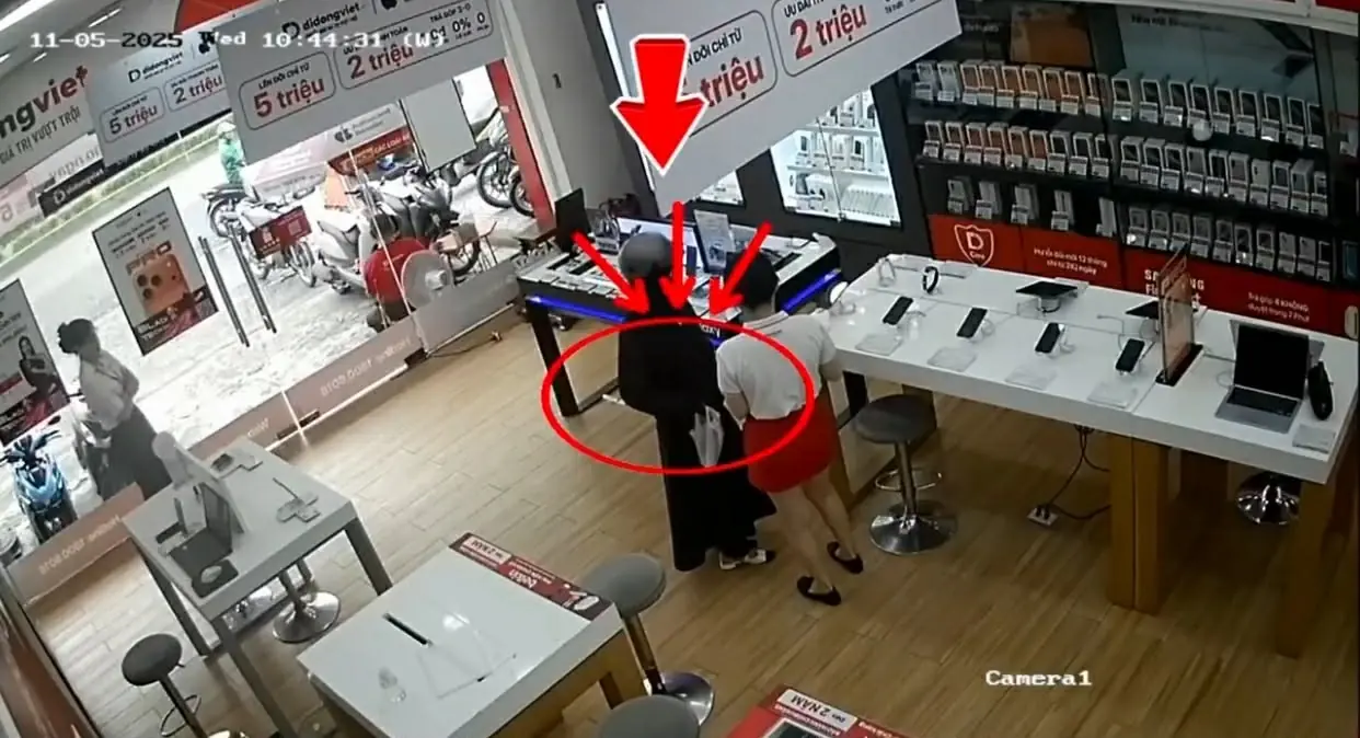 Nữ quản lý nhà hàng ở Phú Mỹ Hưng "phù phép" thẻ tín dụng của khách để mua iPhone 16