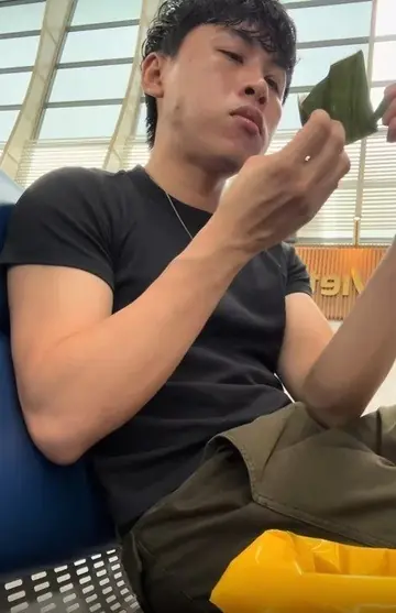 Khách ở sân bay TP.HCM cố ăn 30 cái bánh bột lọc vì cấm đem sang Nhật