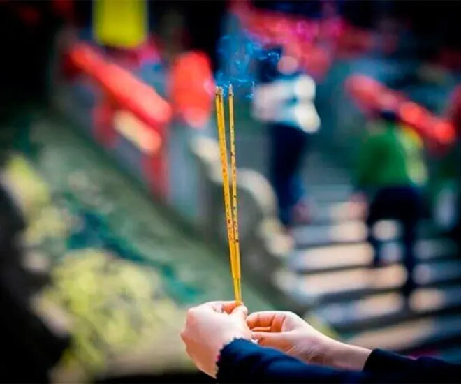 Khung giờ đẹp thắp hương ngày mai - Rằm tháng 10 năm Ất Tỵ và 3 đại kỵ cần tránh khi dâng hương