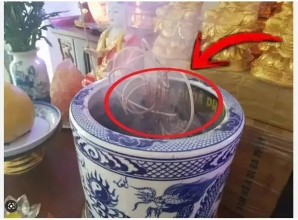 3 dấu hiệu trên bát hương cho thấy gia đình đang được phù hộ: Ngày Rằm nhất định phải xem kỹ
