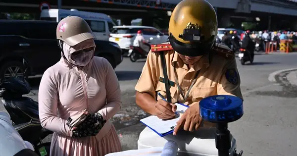 5 phút, 144 xe máy đi trên vỉa hè Gò Vấp bị CSGT Hàng Xanh phạt nguội