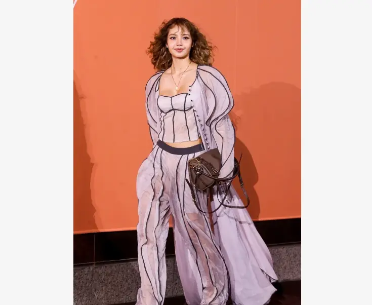 Lisa (BLACKPINK) bị chê ăn diện giống sứa biển, nhờ visual lai Tây mới 'cứu vớt' cả bộ đồ