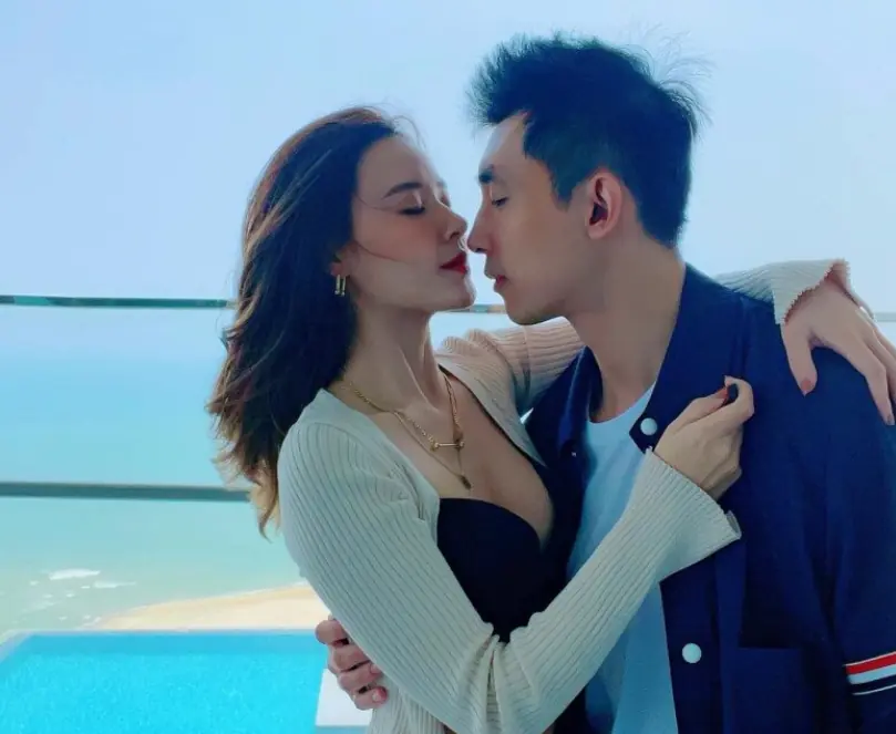 Midu lộ khoảnh khắc bên bố mẹ chồng Chủ tịch, diện áo dài nền nã tham dự sự kiện của tập đoàn nhựa