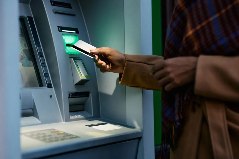 Người đàn ông tới ATM rút 20 triệu đồng, 2 lần số dư vẫn không đổi, vội vã tới ngân hàng kiếm tra: "Tài khoản không lỗi, đó là tiền của anh"