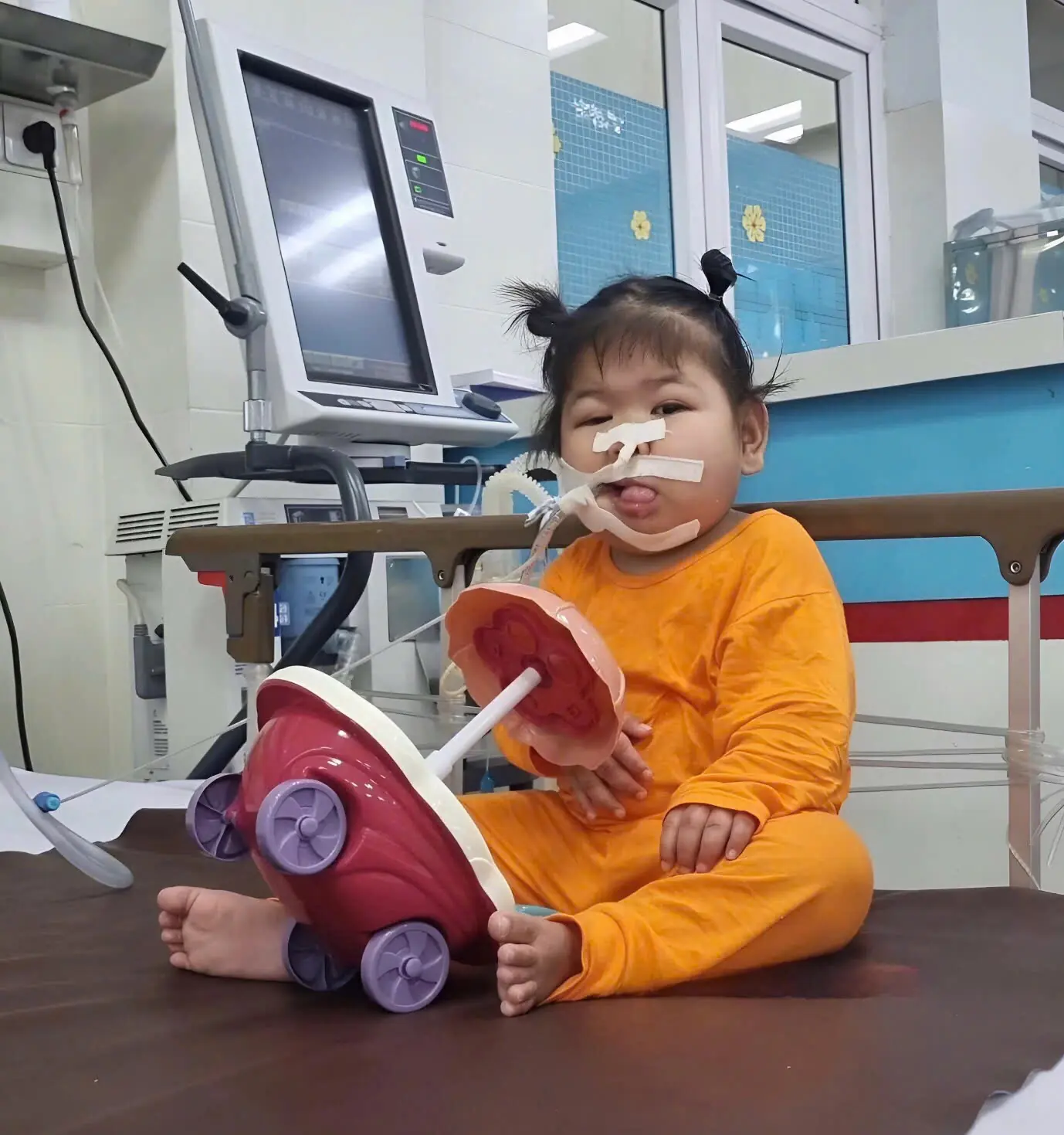 Xót xa bé gái mắc bệnh não bị mẹ bỏ rơi, lớn lên trên giường bệnh trong vòng tay yêu thương của 24 y bác sĩ