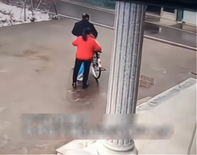 Đi làm xa, mẹ mở camera ra ngắm con rồi bật khóc khi chứng kiến hành động bố mẹ chồng làm với con mình