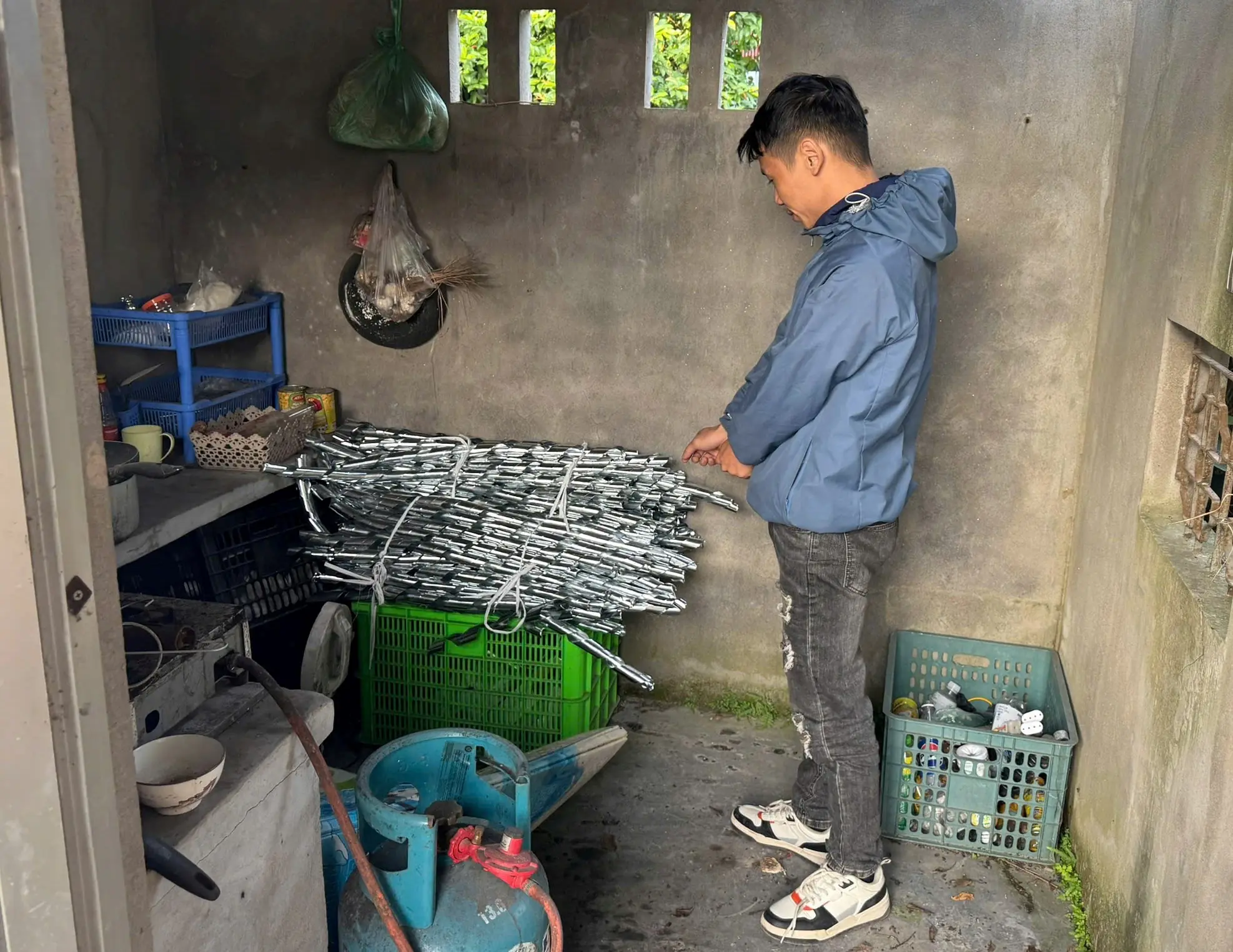 Khám xét khẩn cấp nơi ở của Nguyễn Thế Anh sinh năm 1989
