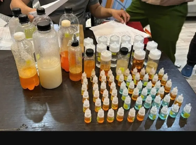 Khám xét khẩn cấp nơi ở của Nguyễn Quang Hải, phát hiện 84 lọ nhựa "lạ"