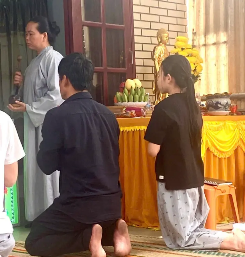 Con trai và con gái về dự tang lễ diễn viên Thương Tín