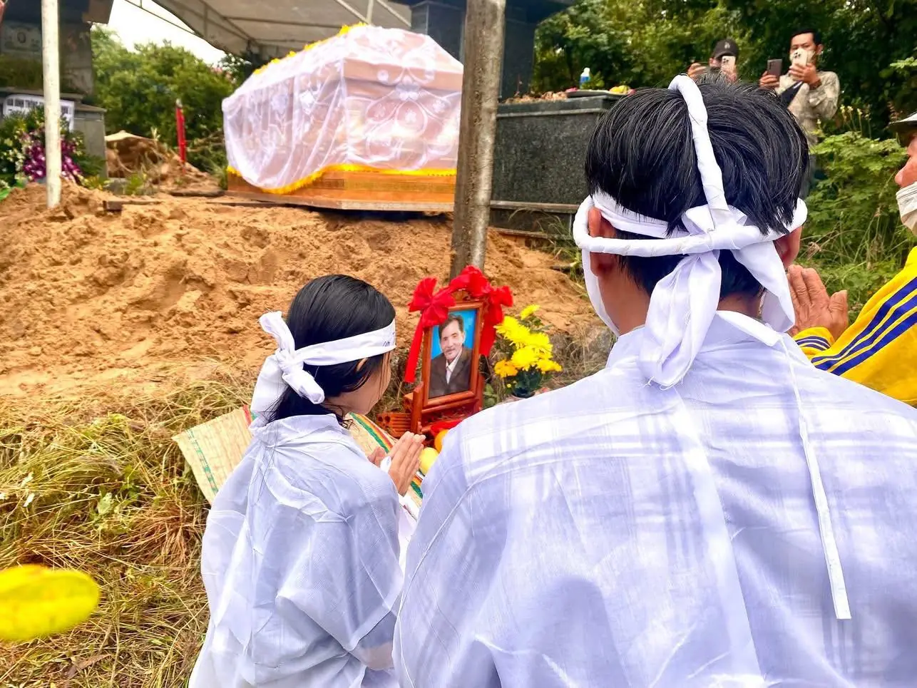 Nữ ca sĩ ngỏ ý muốn xây mộ cho Thương Tín, xót xa khi thấy đám tang vắng lặng