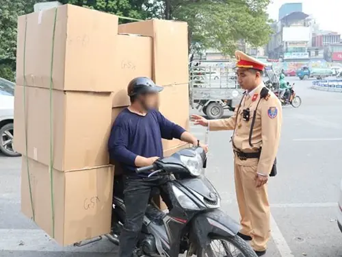 Gần 50 tài xế bị xử phạt vì che biển số và dùng điện thoại khi lái xe ở Hà Nội