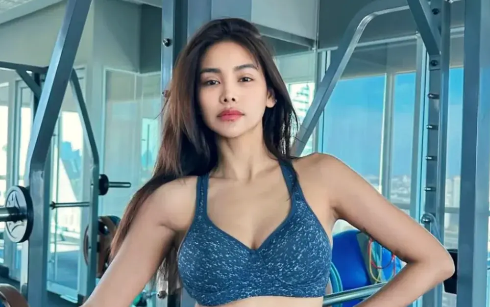 Hoa hậu 'giàu nhất showbiz' mặc áo hở hết nấc, khoe vòng một lấp ló gợi cảm