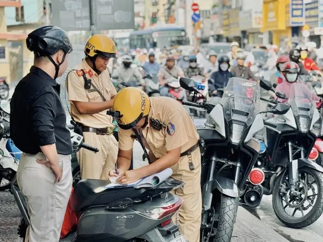 Đỗ xe máy trên vỉa hè bị phạt bao nhiêu, trường hợp nào thì không bị phạt?