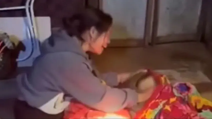 Người mẹ đi làm thuê, khi về nhà thì cả 2 con đã tuv0ng