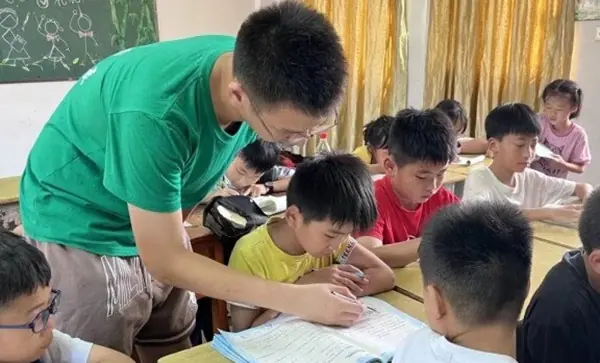 "Tổng số tuổi của bố và con gái là 100. Bố 50 tuổi. Con bao nhiêu tuổi?", học sinh trả lời là 50 bị cô gạch sai