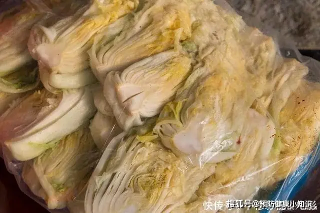 Cả 2 đứa con trong gia đình đều mắc ung thư gan, bác sĩ ứa nước mắt khuyên: 2 loại thực phẩm nên xuất hiện trên bàn ăn càng ít càng tốt