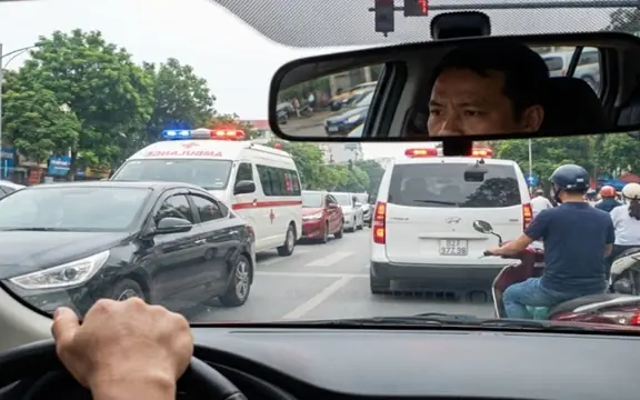 Có được vượt đèn đỏ khi xe cứu thương hú còi phía sau?