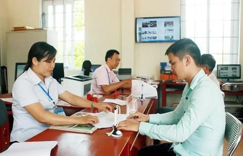 Người có bằng đại học, đủ 5 năm kinh nghiệm được xét tiếp nhận vào công chức xã như thế nào?