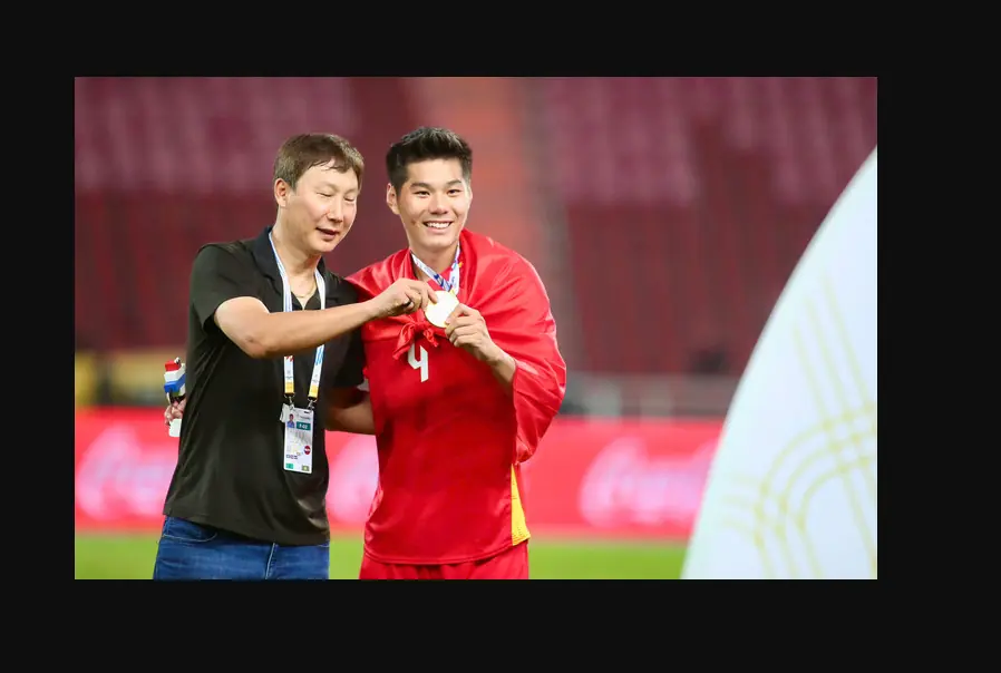 Vì sao HLV Kim Sang-sik không được nhận HCV SEA Games như ông Park Hang-seo?
