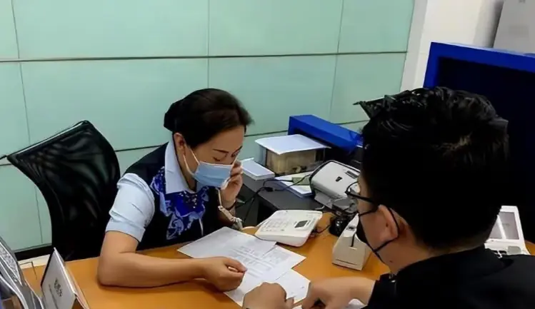 Khách mang 406 tỷ đồng tiền đền bù đất đi gửi tiết kiệm, 3 ngày sau phát hiện tiền được chuyển sang 9 tài khoản khác, báo ngân hàng thì được tin: “Chúng tôi đã trả nợ giúp anh rồi”