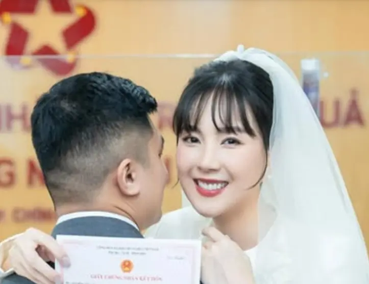 Lần hiếm hoi tự hào khoe ảnh chồng đại gia, MC Mai Ngọc bất ngờ bị netizen nhắc nhở