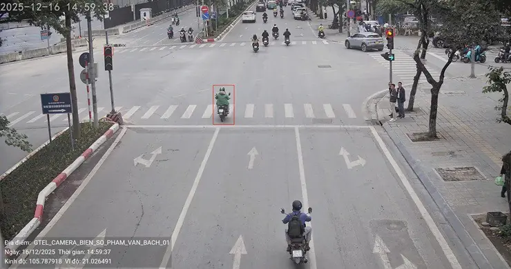 Hàng trăm xe máy bị phạt nguội ngày 17/12 chỉ tại 1 nút giao ở Hà Nội