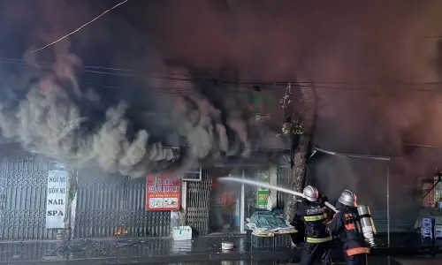 Cháy chợ ở Hà Nội, nhiều hộ dân phải sơ tán