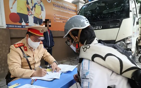Công an gửi danh sách 2.102 học sinh vi phạm giao thông đến Sở GD&ĐT Hà Nội