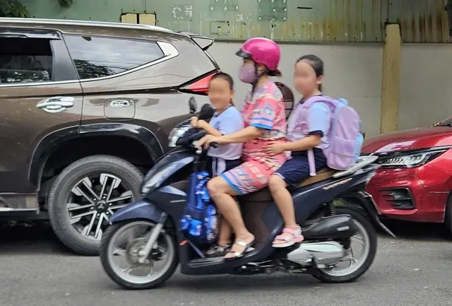Chở trẻ trên 6 tuổi ngồi trước xe máy bị phạt tới 10 triệu, tước bằng lái: CSGT giải thích nguyên do