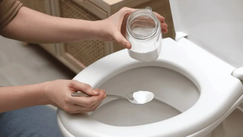 Người phụ nữ phải đi cấp cứu đêm khuya sau khi thông bồn cầu