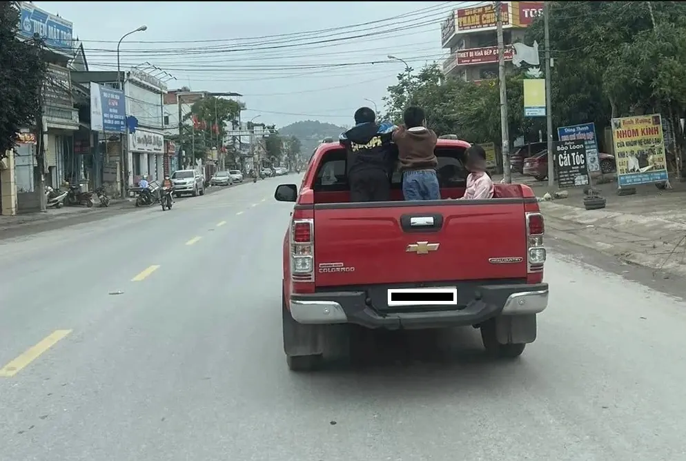 Lỗi chở người trên thùng xe tải bị phạt bao nhiêu tiền?