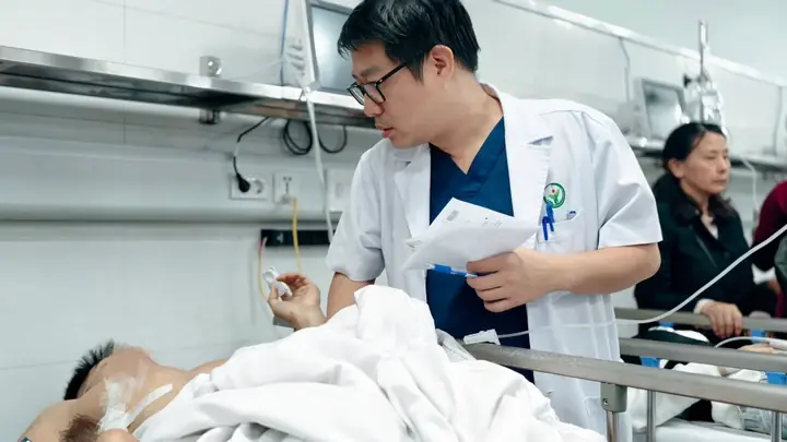 Ở lại quán ăn vì kiệt sức, cô gái 2003 thoát nạn chuyến xe thiện nguyện định mệnh tại Lào Cai