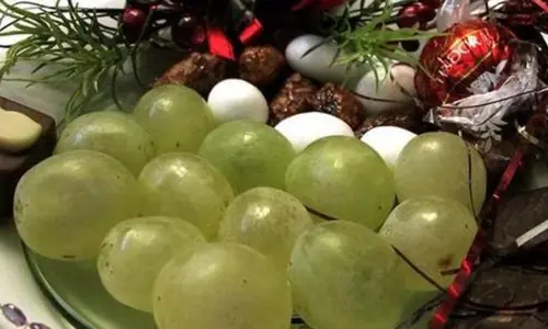 Vì sao lại ăn 12 trái nho vào đêm giao thừa và lý giải loạt tục lệ kỳ lạ của các nước trên thế giới?