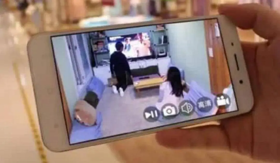 Thuê bảo mẫu trông con, con trai 8 tuổi cứ 9 giờ tối là buồn ngủ, bố kiểm tra camera rồi thưởng gấp cho bảo mẫu 70 triệu
