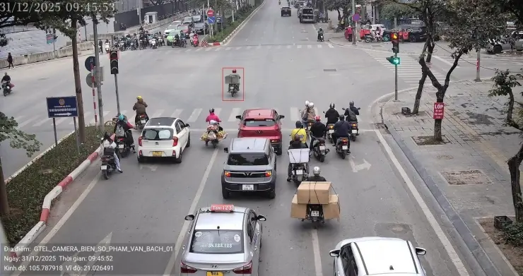 Vượt đèn đỏ, dùng điện thoại: Camera AI ở Hà Nội phát hiện 109 vi phạm