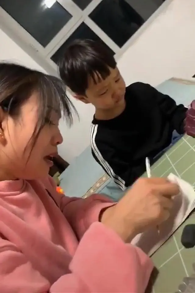 Cậu bé làm phép tính "11-4=7" bị gạch sai, mẹ lên kiện cô giáo thì nhận về cái kết đắng: "Cả lớp này mỗi con chị sai thôi"