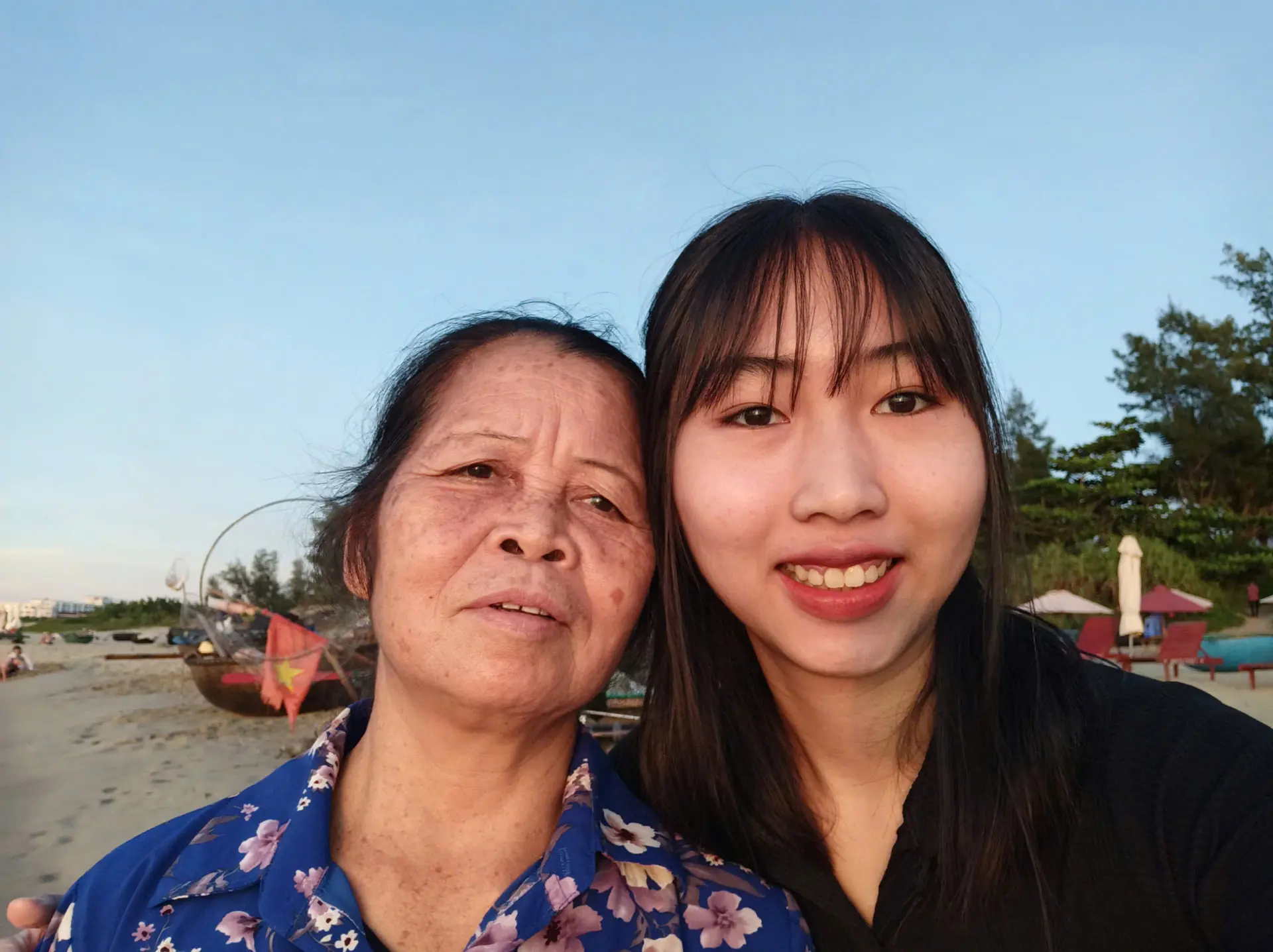Bà lão ở Hưng Yên 19 năm nuôi bé gái bị bỏ rơi: Một đời thương con người lạ