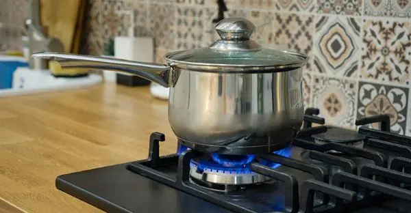 Đang bay sang nước ngoài, người đàn ông phát hiện chưa tắt bếp ga ở nhà