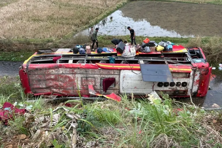 Lật xe khách chở 25 người ở Sơn La