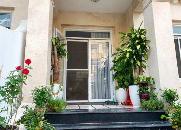 Ông bà có câu: ”Trước cửa nhà có tam xung thì mất người, mất cả tiền bạc”, vậy tam xung ở đây là gì?