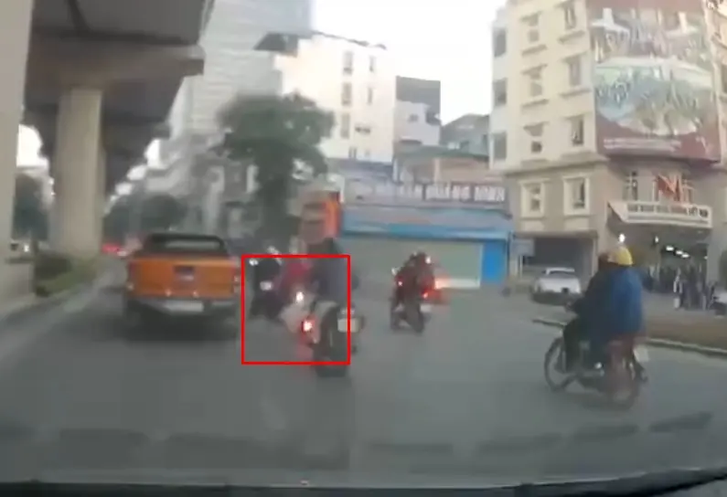 Người đàn ông gặp tai nạn, tử vong trên phố Hà Nội: Camera hé lộ nguyên nhân