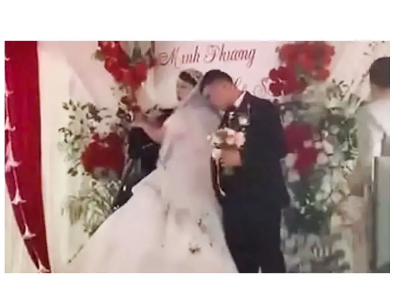 Cô dâu, chú rể bị ném mắm tôm ngay trên sân khấu ở Ninh Bình: Công an vào cuộc, hé lộ nguồn cơn