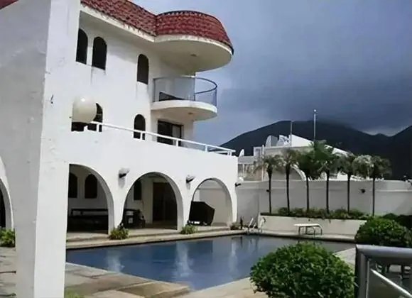 Nam DV U51 giấu con quá kĩ, sắm biệt thự, phi cơ riêng, thuê 10 vệ sĩ, 3 bảo mẫu chăm con và cái kết khi đứa trẻ trưởng thành