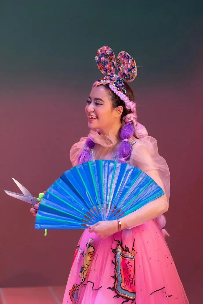 'Chuyện lạ' với Hoàng Thùy Linh